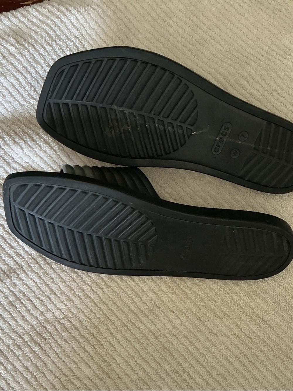 CROCS Women's Black Footbed Silver Ribbed Slide Sandals - Picture 2 of 4